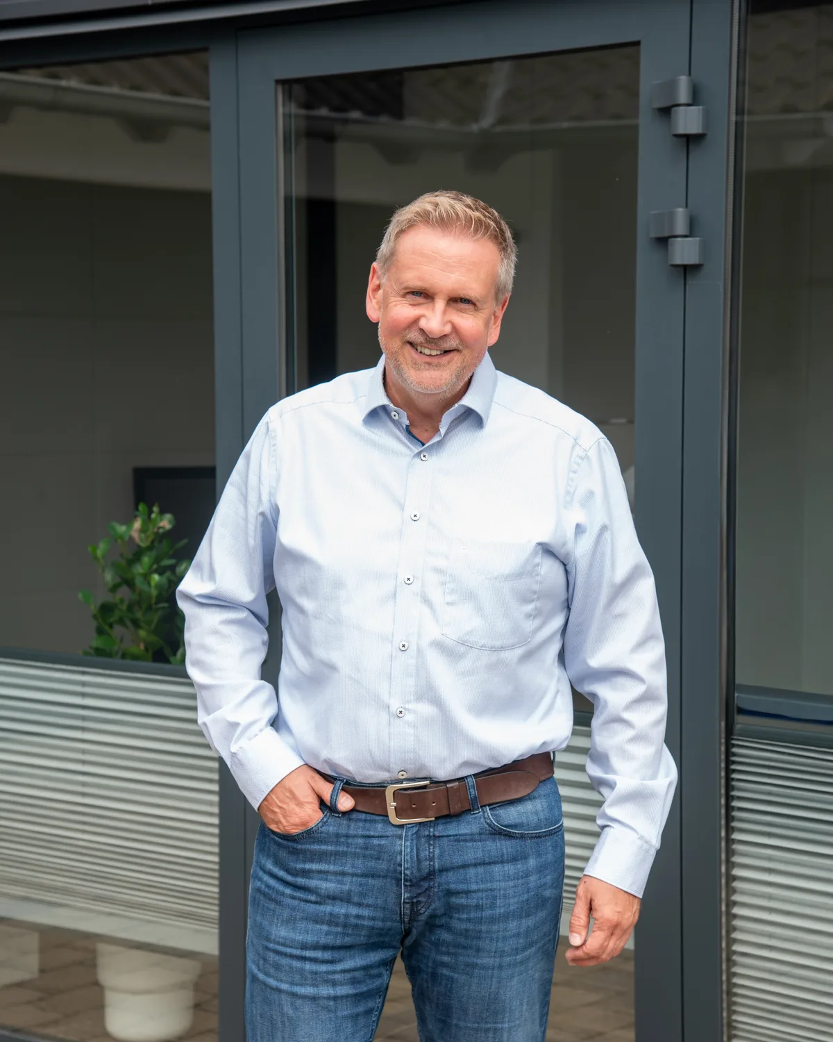 Michael Galneder vor seinem Bürogebäude